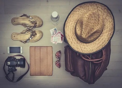 A nyaralás kellékei: papucs, kalap, napszemüveg...