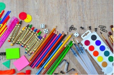 Az iskolás gyerek felszerelése: ceruza, zsírkréta, vízfesték...